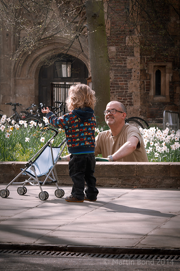 acambridgediary's tweet image. 2nd April 2014
Ten years ago I took what I think is my favourite picture. There is a wonderfully natural feel to this exchange between the young boy and a gardener at Trinity- as though the young lad was just going about his everyday business and stopped to pass the time of day.…