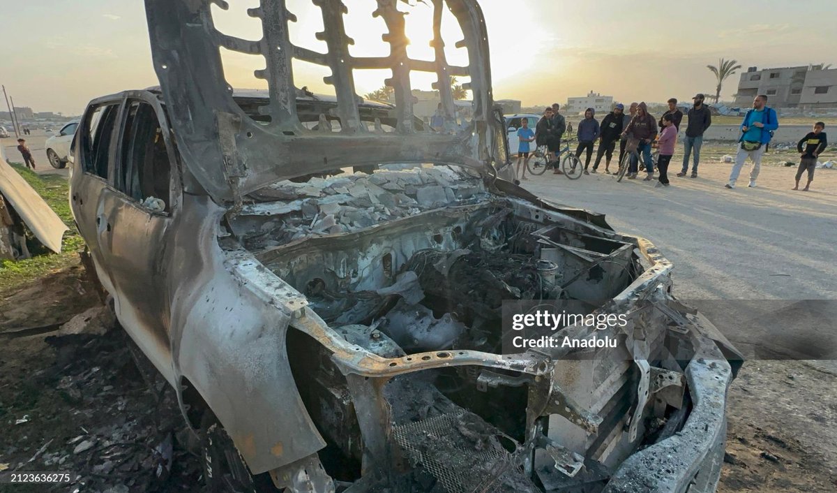 Geolocation of the damaged @WCKitchen vehicle on Al-Rashid Coastal Road, going south, from Deir al-Balah, 31.416816, 34.329056 via gettyimages.nl/detail/nieuwsf…, gettyimages.nl/detail/nieuwsf…, and gettyimages.nl/detail/nieuwsf….