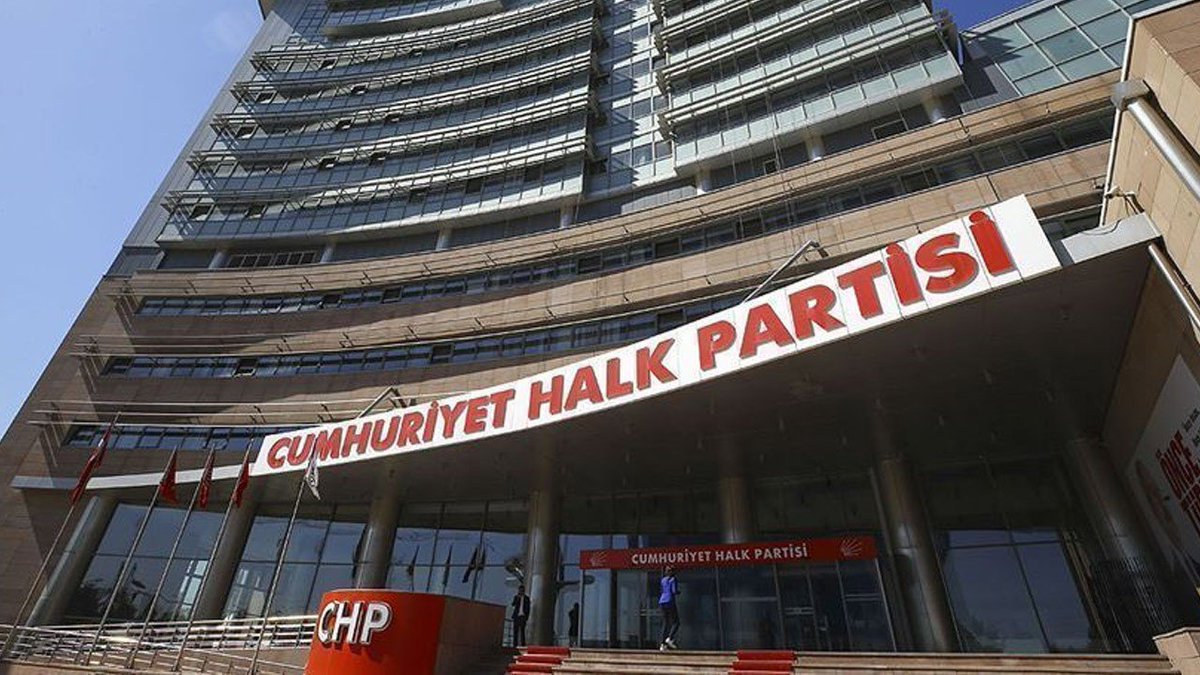 tcbuyuksehIr1's tweet photo. CHP'nin Yerel Yönetimler Planı:

-Yılmaz Büyükerşen parti bünyesinde bir yerel yönetim üniversitesi kuracak. CHP'li belediye başkanları bu birimde eğitimlere katılacak.

-Emekli sayıştay denetçilerinden oluşan bir teftiş kurulu, CHP adına partili belediyeleri 3 ayda bir denetleyecek.

-Öğrenci yurtları, kreşler, lokantalar gibi sosyal projeler ortaklaştırılacak ve ihtiyaca göre her CHP'li belediyede belirli bir standartta olması sağlanacak.

-Belediyele başkanlarının başarı ölçümleri bilimsel metotlarla yapılacak. 

(Sözcü)