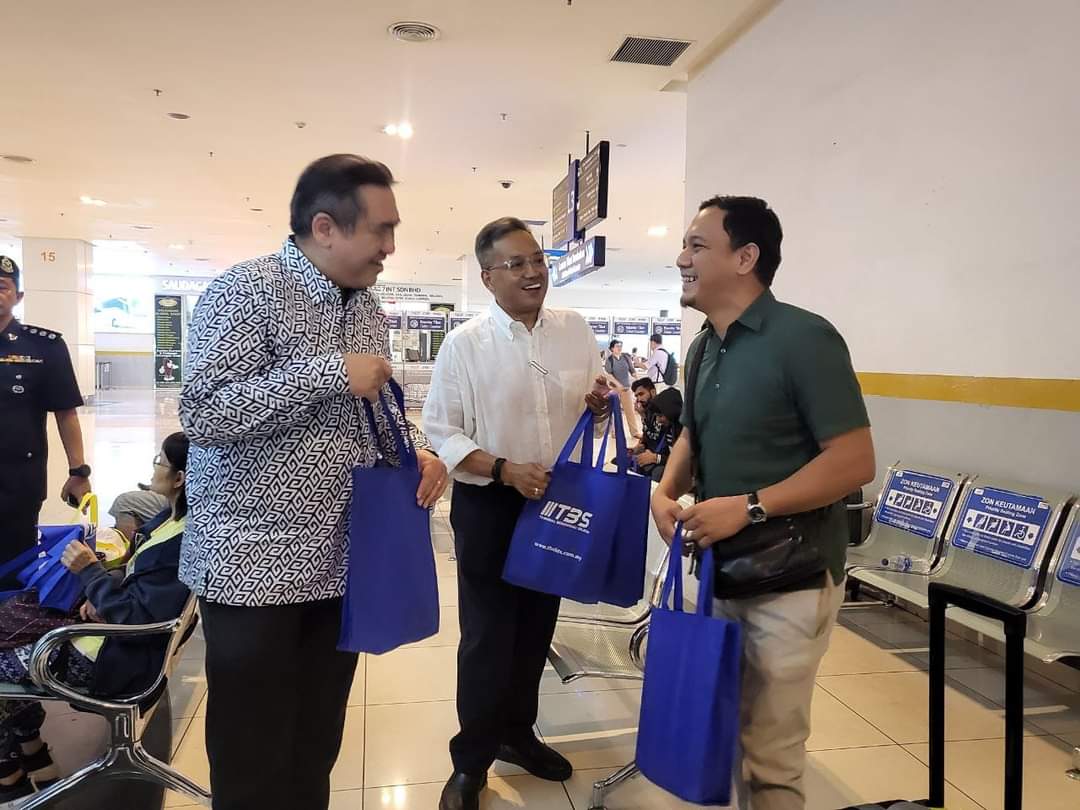 JaPenWPKL's tweet photo. Menteri Pengangkutan, Anthony Loke hari ini mengadakan lawatan kerja ke Terminal Bersepadu Selatan (TBS) dan membuat tinjauan sempena persiapan Hari Raya Aidilfitri 2024.

#raya #raya2024 #balikraya #balikkampung #jombalikkampung #naikbas #KLCeria #CMSWPKL https://t.co/ERSLZnBmls