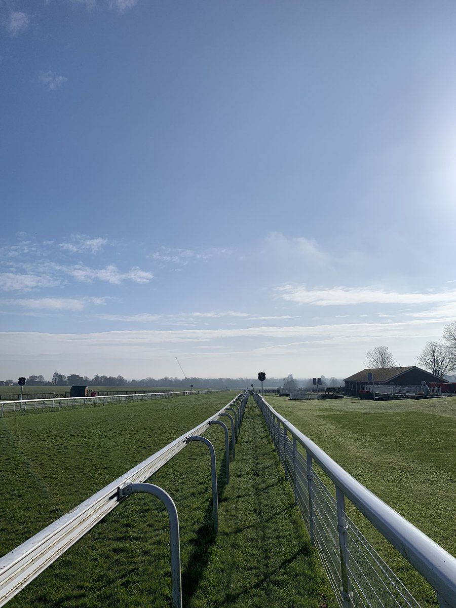 Spectacular views on the Westwood this morning! 🌅 Our season starts 2 weeks tomorrow with our @Connexin Season Opener, make sure to join us. ➡️ beverley-racecourse.co.uk/event/season-o…