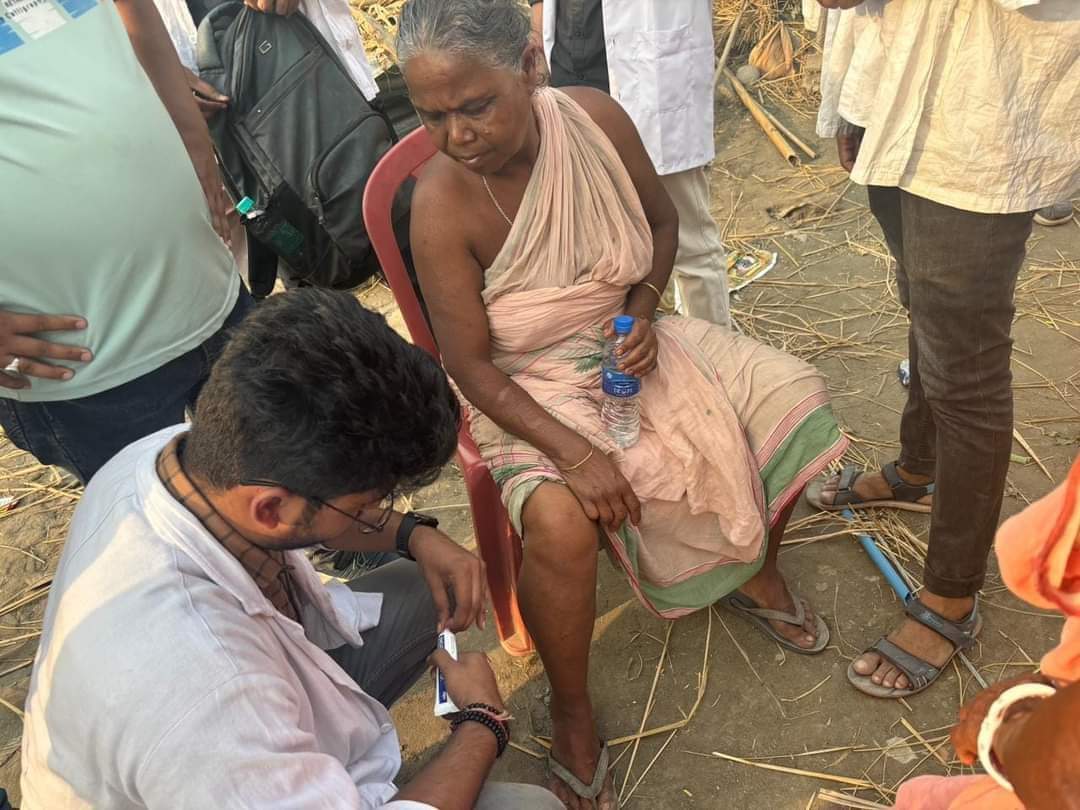 ABVPVoice's tweet image. PharmaVision activists in Uttarbanga Prant stepped up to aid storm-affected people in Jalpaiguri district, offering crucial medical assistance to the injured.

#StudentsForSeva #PharmaVision #ABVP