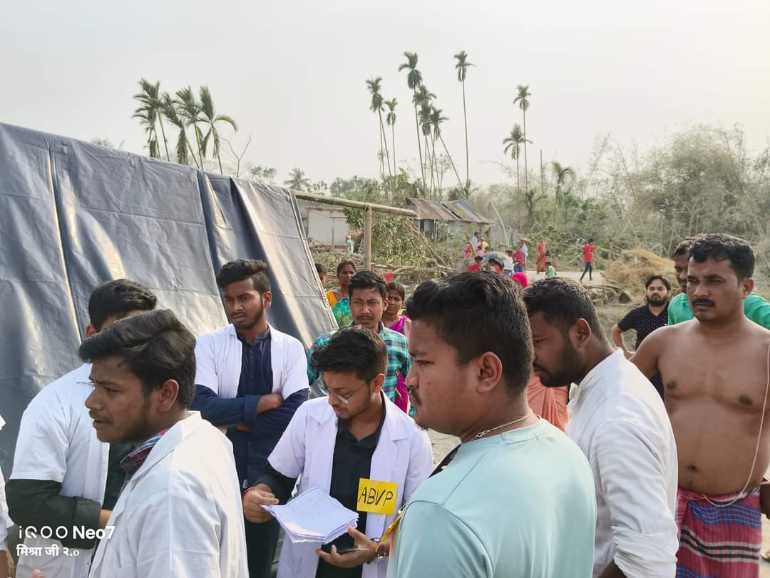 ABVPVoice's tweet image. PharmaVision activists in Uttarbanga Prant stepped up to aid storm-affected people in Jalpaiguri district, offering crucial medical assistance to the injured.

#StudentsForSeva #PharmaVision #ABVP