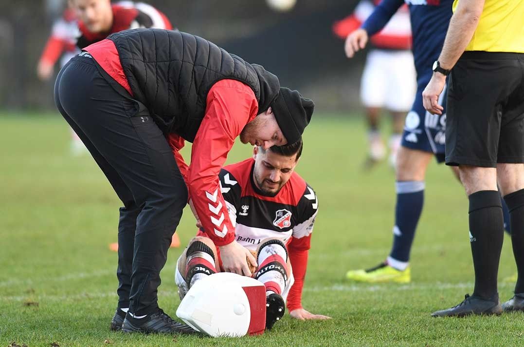 Heute ist es auch mal Zeit 'Danke' zu sagen, denn ohne euch wären wir aufgeschmissen.😍 Ihr seid ein fester Bestandteil des Teams & am Spielfeldrand immer dabei, um unseren Jungs zu helfen, wenn es auf dem Platz einmal etwas härter zugeht und sich jemand verletzt.🤩 🆘 #altona93