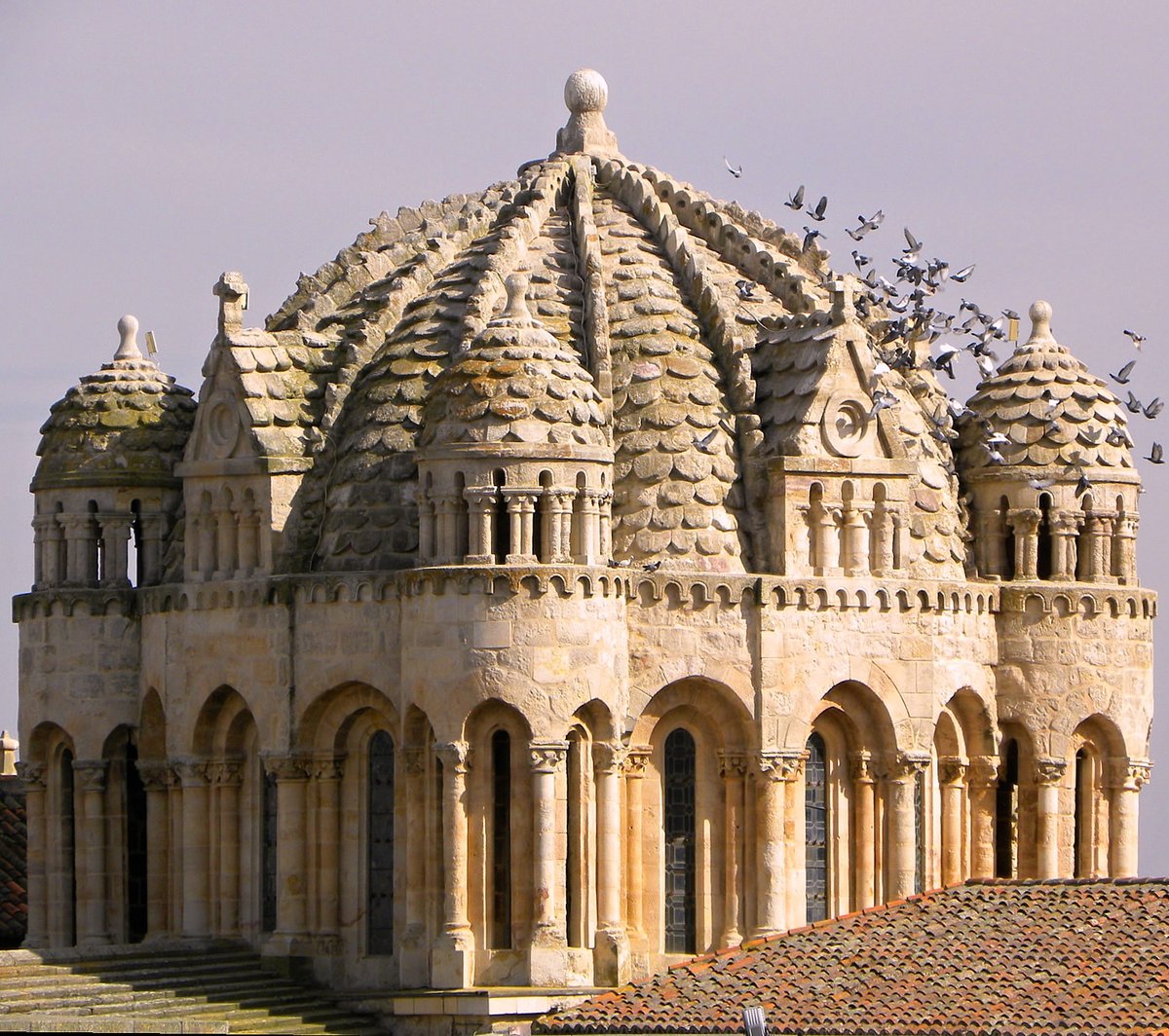 Este fin de semana Viajes Arteguias visitará #Zamora y su #románico. No nos perderemos el cimborrio gallonado de su catedral con sus escamas pétreas, sus frontones triangulares, su decoración y las cuatro torres en las esquinas arteguias.com/romanico_zamor… #romanico #arte #Turismo