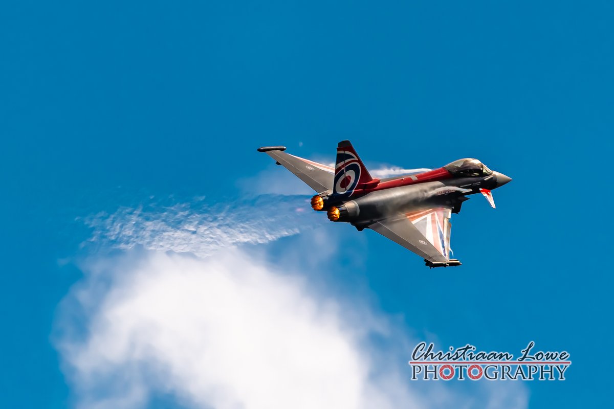 🇬🇧@RAFTyphoonTeam🇬🇧 Blasting through the sky on full reheat. 😍