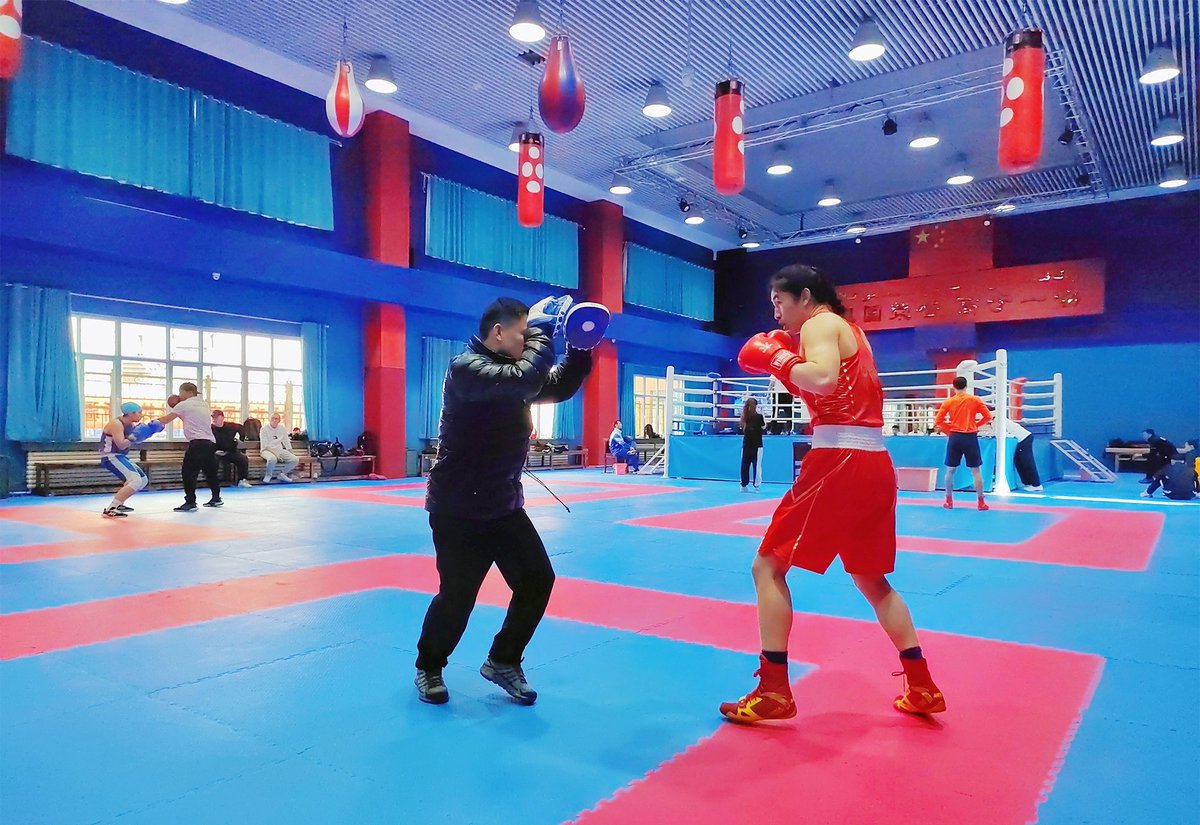 Olympic boxer Li Qian in Xinjiang to transfer training, eat on the heart of the chili chicken.