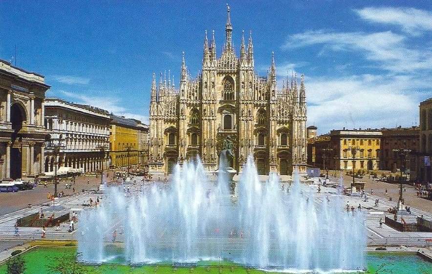 La fontana in piazza del Duomo, 1995.
I getti d'acqua riprendevano la forma del Duomo.

 #milano #goodmorning #2aprile #BuongiornoATutti
