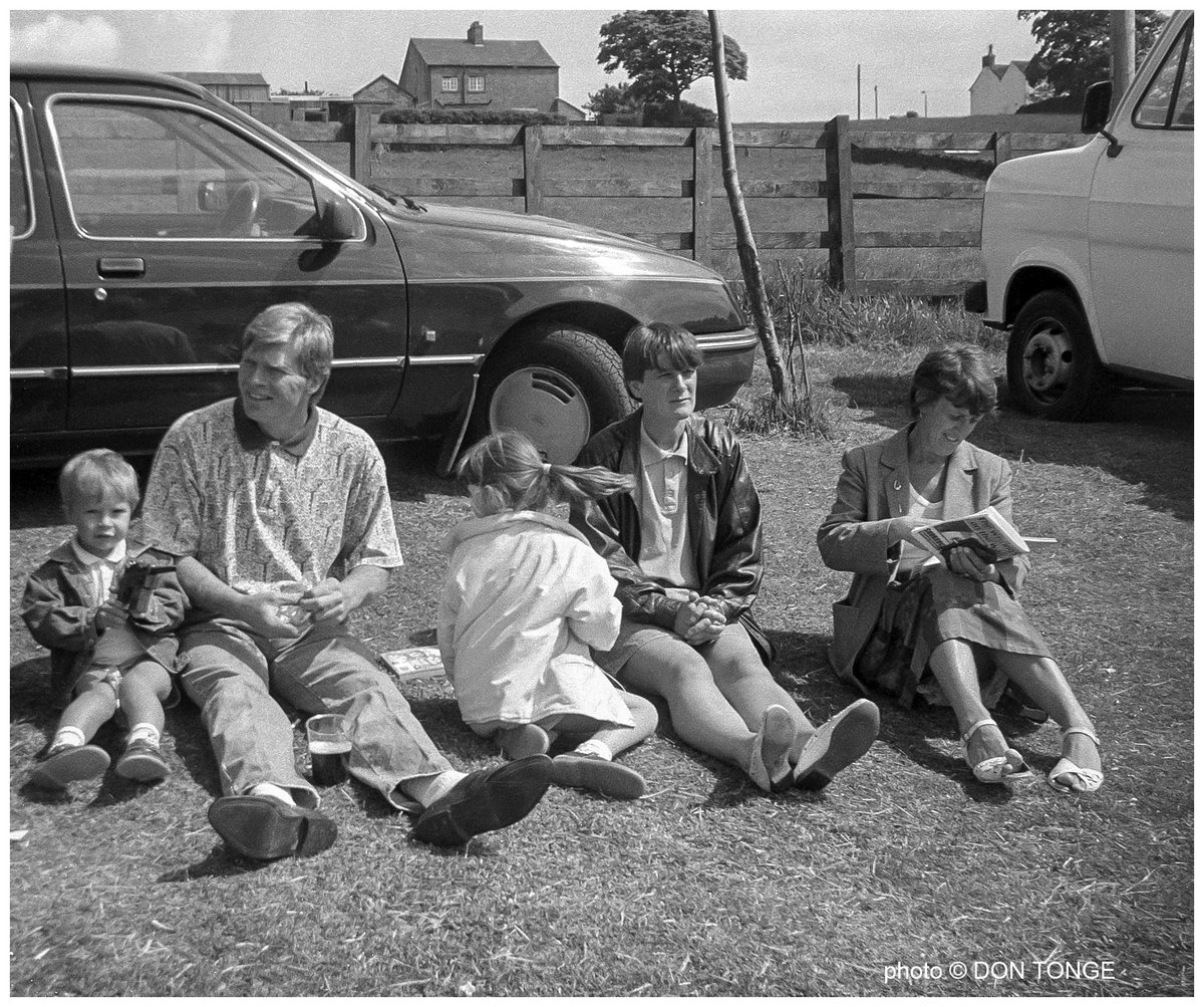 Taking a break on a family day out. #britishculturearchive #caferoyalbooks #fistfulofbooks #framesmag etsy.com/uk/shop/DonTon… #blackandwhitephotography #blackandwhitephotography #monochrome #filmphotography #britishphotography #socialhistory #documentingbritain