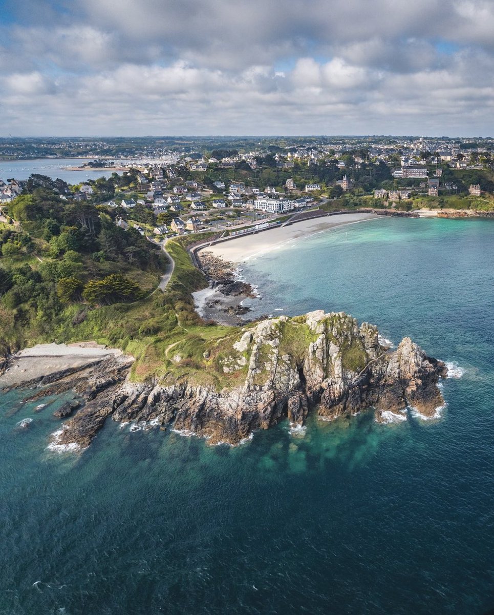 🌊 L’écume du jour 😉 #MagnifiqueBretagne #trestrignel #perrosguirec © Flow Breizh