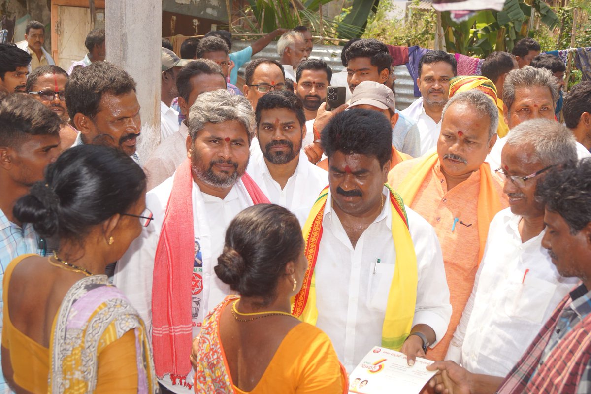 Senani_Sainyam's tweet photo. ఆముదాలవలస నియోజకవర్గం సరుబుజ్జిలి మండలం మర్రిపాడులో జనసేన, TDP, BJP పార్టీల ఉమ్మడి అభ్యర్థి @RaviKumarKoona గారితో కలిసి ఎన్నికల ప్రచారం లో పాల్గొన్న జనసేన పార్టీ ఇంచార్జ్ @JSPRamMohan సరుబుజ్జిలి మండల జనసేన,టిడిపి, బిజెపి పార్టీల నాయకులు మరియు కార్యకర్తలు పాల్గొన్నారు. https://t.co/Eqgdt0o788