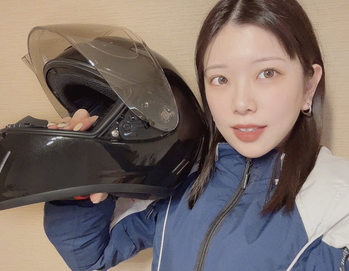 納ヘル⛑️✨
東京モーターサイクルショーで毎日見てたゴッドブリンクさんのヘルメット、私も欲しくなってゲットしたよー😄🌸
ブレードランナーのツヤ黒×ミラーシールドにした🐦‍⬛🤍
マジでめちゃくちゃ軽くて最高！！
肩凝らないし首疲れないからこれなら長時間の移動でも余裕だ😭✨

#ゴッドブリンク