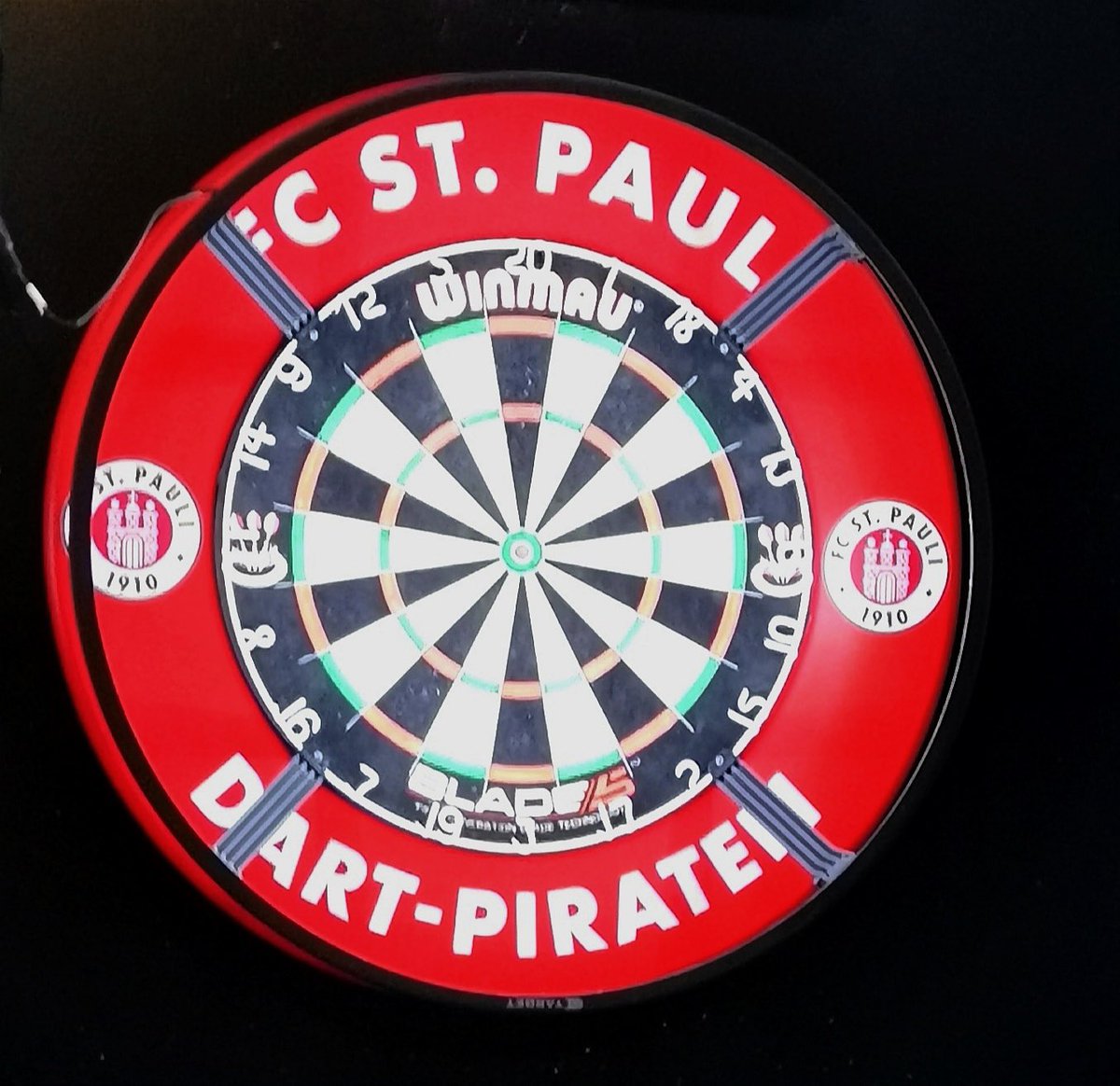 🚨ANNOUNCEMENT🚨 We’re taking a leaf out of St.Pauli Dart-Piraten’s book & taking part in a darts tournament with our friends @sosemtcc & @RunFreeOfficial benefitting @SouthendFoodBan taking place at @sosemtcc from 7pm on Sunday May 26th! Details to follow! 🎯#fcsp 📸 @fcstpauli