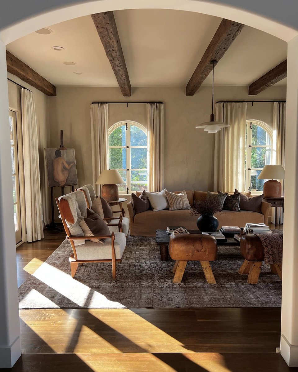 mojo1174's tweet photo. Whoever curated this interior design has some serious talent – it's flawless! #talenteddesigner https://t.co/eqScAzE5iI