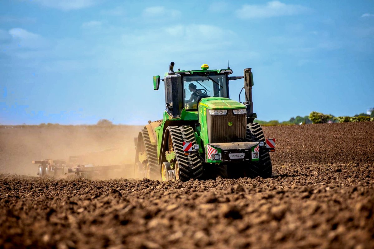 Getting on.

Agriweld Transport Box looking well on T B Clappison Ltd John Deere 9RX in action last year.

Photo (c) Will Jones

#agriweld #johndeere #9rx #arable #cultivation #farming #farm #agriculture #crops #tractor #farmmachinery