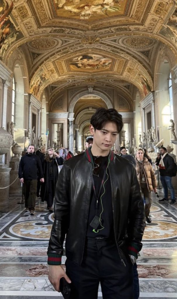 Choispoet_h's tweet photo. HES RIDICULOUSLY HANDSOME I FEEL SICK https://t.co/5QV6aV9zVs