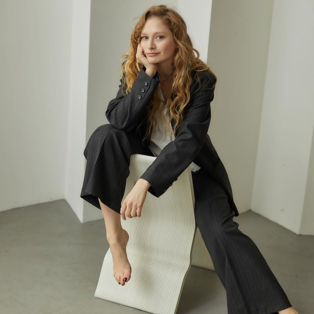 Не переживай, всё переживём.
Я налью нам чай, я включу кино.
Посмотри в окно, видишь, дождь прошёл,
Значит всё пройдёт, всё будет хорошо.