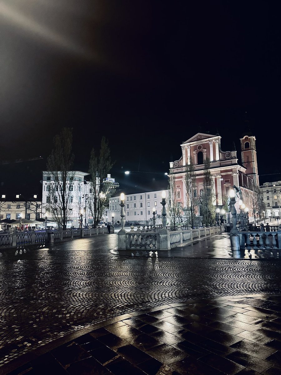 Quinta capitale europea del van tour: Lubiana. Il castello che domina la città, la cattedrale, il municipio, il triplo ponte e il ponte del draghi (che scodinzolano se passa sotto una persona casta 🤪) mi hanno conquistato. 🇸🇮 si torna a casa, ho visto 5 capitali incredibili!