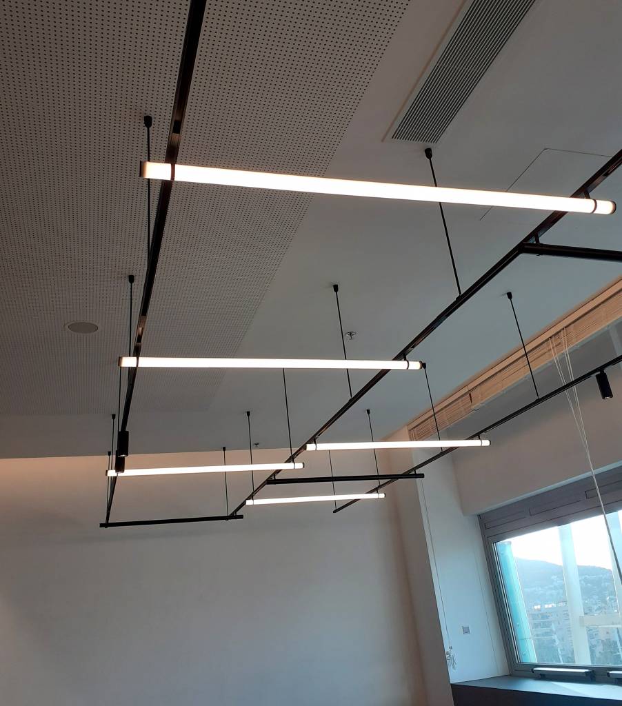 Track lighting and Magnetic Track Lighting combine convenience and flexibility with a vast array of accessories. synergycreativ.com/product-catego… #Track #Lighting #Design #Interiors #workplace #office #commcerial #hospitality #resturant