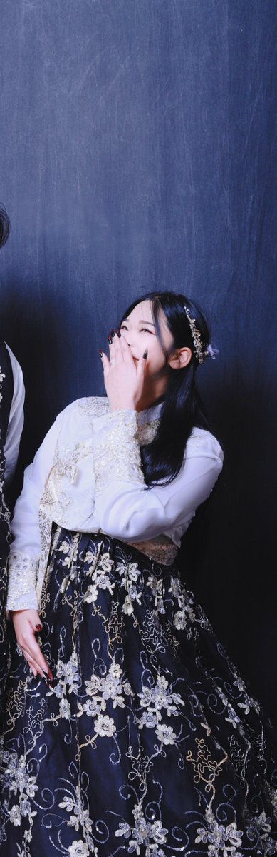 손톱이 좀 무섭네..?