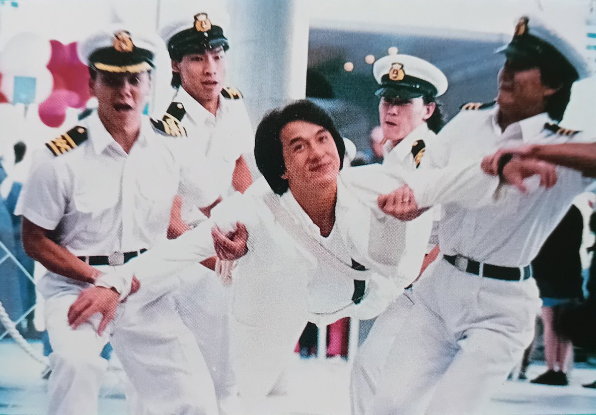 Jackie's face as he's about to be thrown out. 😂

#JackieChan  #CityHunter (1993)