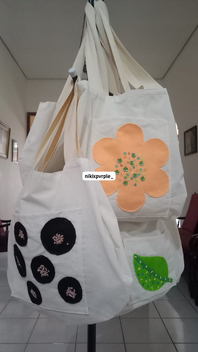 ctrlxvt_'s tweet photo. haii! aku jual totebag jumbo dari kain blacu 100% handmade (jait + nempel sendiri, bukan beli polosan) udah ada perekatnya juga lhoo🤩 bisa banget buat nemenin lebaranmu tahun ini✨✨✨
💸 CUMA 25 RIBU AJA🤩
‼️ LIMITED STOCK
🛍 bisa lewat si oren😉🍊
#zonauang #zonajajan https://t.co/aFRgGwOdzl