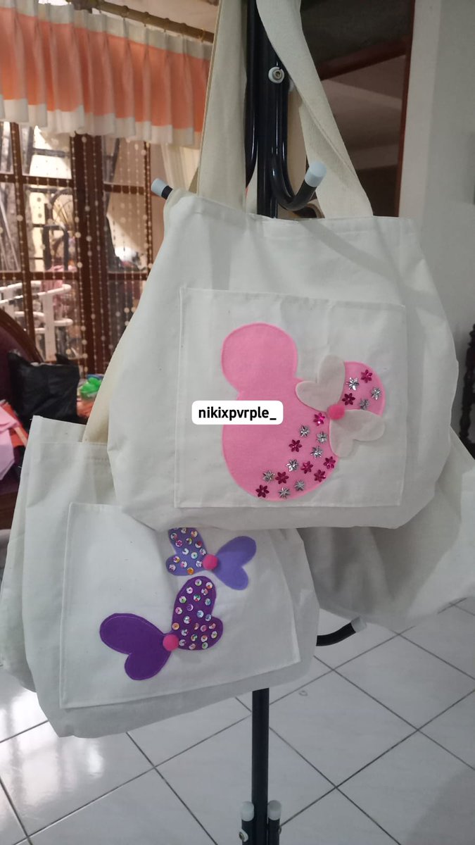 ctrlxvt_'s tweet photo. haii! aku jual totebag jumbo dari kain blacu 100% handmade (jait + nempel sendiri, bukan beli polosan) udah ada perekatnya juga lhoo🤩 bisa banget buat nemenin lebaranmu tahun ini✨✨✨
💸 CUMA 25 RIBU AJA🤩
‼️ LIMITED STOCK
🛍 bisa lewat si oren😉🍊
#zonauang #zonajajan https://t.co/aFRgGwOdzl