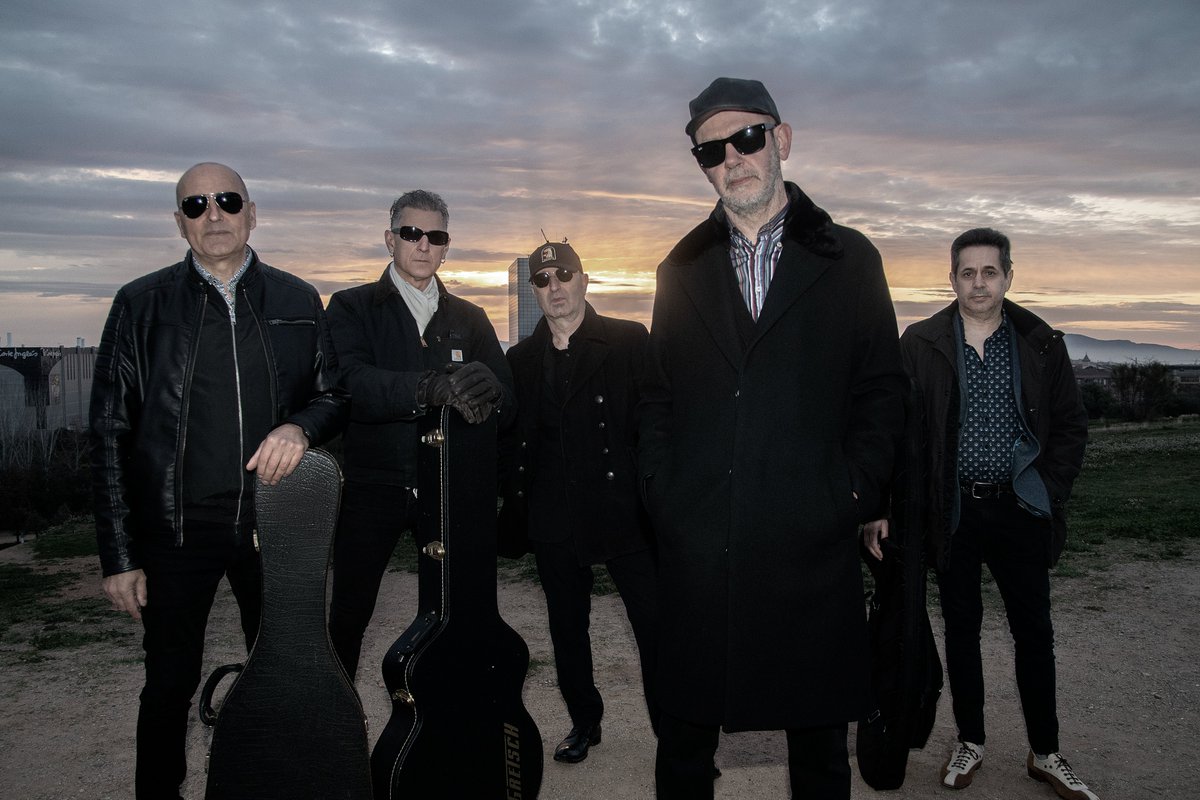 Varios meses sin dar señales de vida, volvemos a la carga con un nuevo EP: La Belleza y la Catástrofe y una serie de conciertos para presentarlo, de momento en Lleida, Barcelona, Bilbao y Logroño.
El primer single saldrá el 5 de Abril y será Capitán de mi ruína.