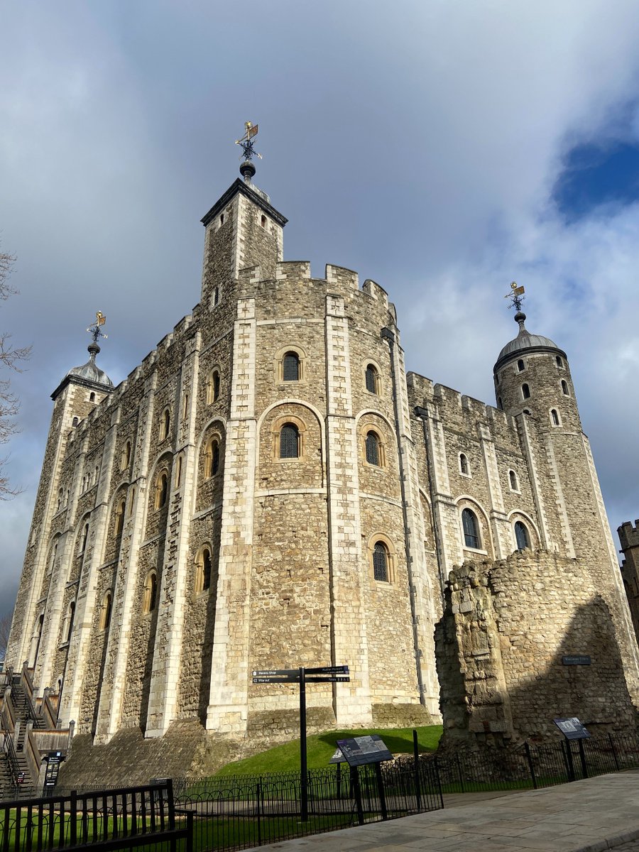 🌤️ Sunshine and dark skies at the Tower of London this morning! 🏰 Drop your dramatic Tower photos below 👇