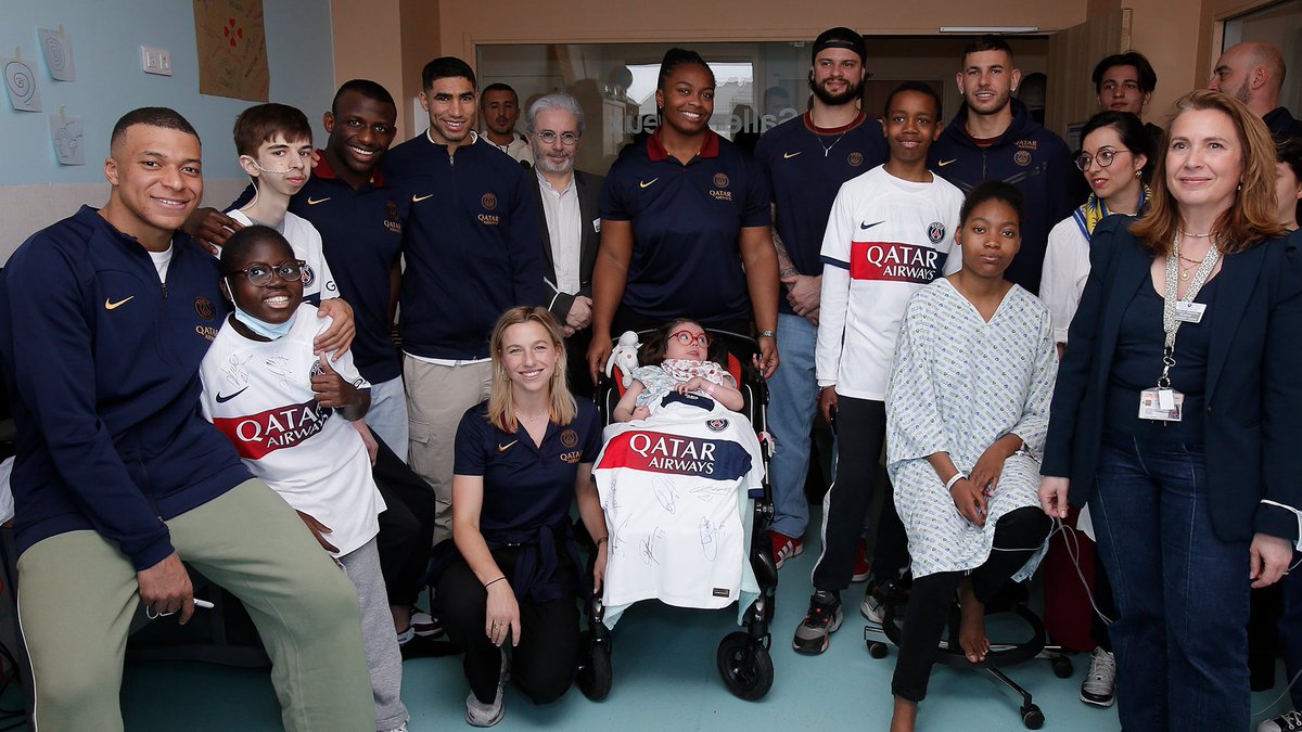 De très beaux moments d’échange aujourd’hui à l’hôpital Necker avec ces guerriers du quotidien ❤️💙 Toujours important de les soutenir dans leur combat et de leur apporter toute notre énergie 🫶🏾