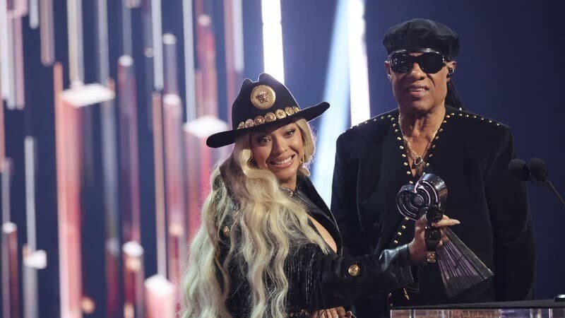 BFMTV's tweet photo. Beyoncé révèle que Stevie Wonder a joué de l'harmonica sur un morceau de "Cowboy Carter" https://t.co/j8p2DGAJxg https://t.co/obzp05hd4R