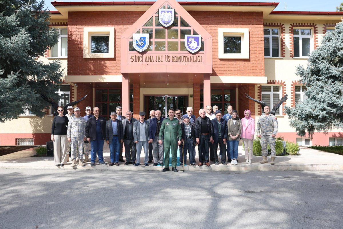 Merzifon Huzurevi Müdürlüğünde kalan değerli büyüklerimizi, 5'inci Ana Jet Üs Komutanlığımızda misafir ederek onlarla güzel bir vakit geçirdik.

#MillîSavunmaBakanlığı