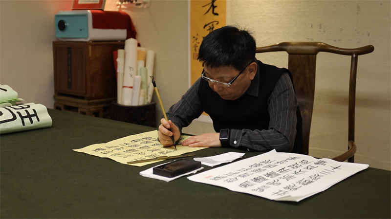 Chinaboooks's tweet photo. 在当下文艺创作的繁荣时期，我们欣然迎来了书画家肖勇的首部书法出版作品《篆书岳飞爱国诗词十首》。这部作品不仅备受业界���注，更在读者中引发了热烈讨论。中国网记者特地采访了肖勇，请他分享关于时代英雄以及爱国题材书法作品的独到见解。
https://t.co/MwHlZq0mxu https://t.co/DOMS6JiwGg