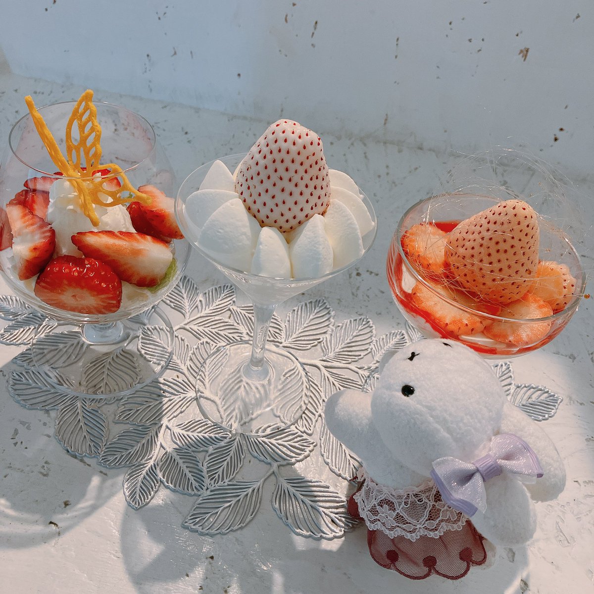 sakura_451's tweet photo. 贅沢に、素敵ないちごの食べくらべ🍓

大好きいちごに囲まれて

動揺中のうさこです

✨🍓ﾎﾜﾜ (･×･ ) 三 ( ･×･) ﾎﾜﾜ🍓✨

（ @sesshicafe さんにて、『ラ・フレーズ』） https://t.co/kcmacUb7cd