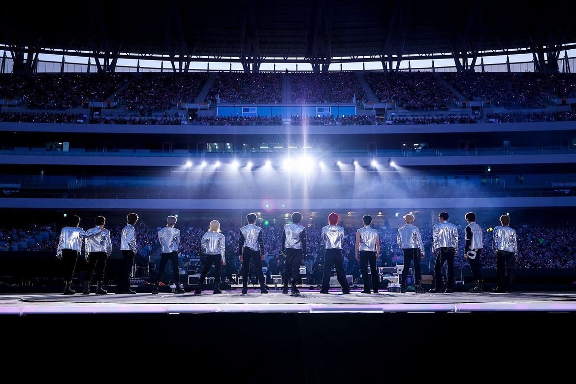 mujunhui's tweet photo. Born out of two days of happiness and excitement, the concert is engulfed in its regal lavishness. I remember the clamorous chaos so vividly that I can still sense the exhilaration today. https://t.co/1zdN4pKmXk