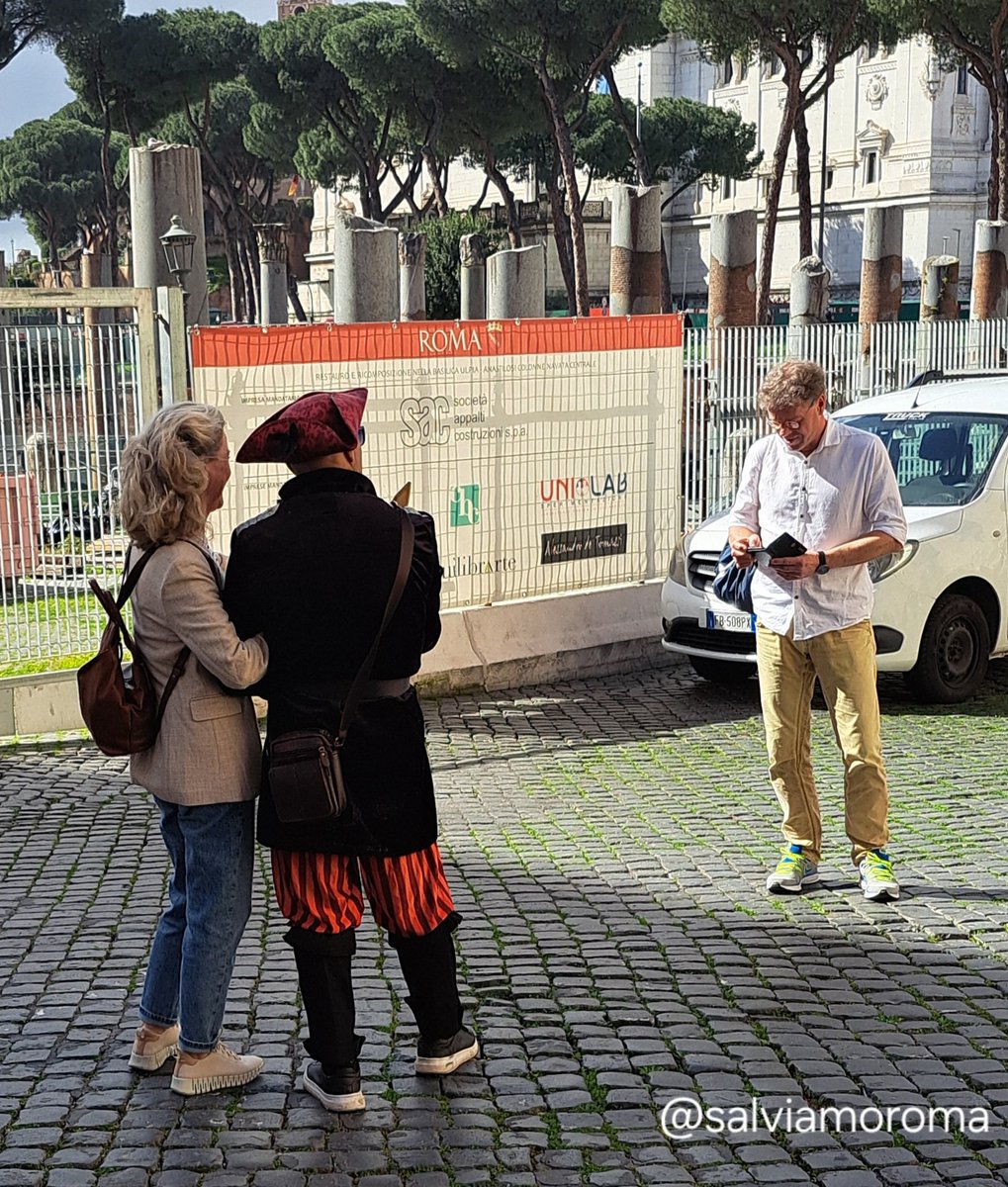 Finiti i GLADIATORI arrivano i leggendari PIRATI dell'antica #Roma pretendo soldi da #turisti per una foto. E comunque pure i turisti se le cercano, vieni nella città eterna e ti fai la foto con il pirata? Ma allora sei proprio....