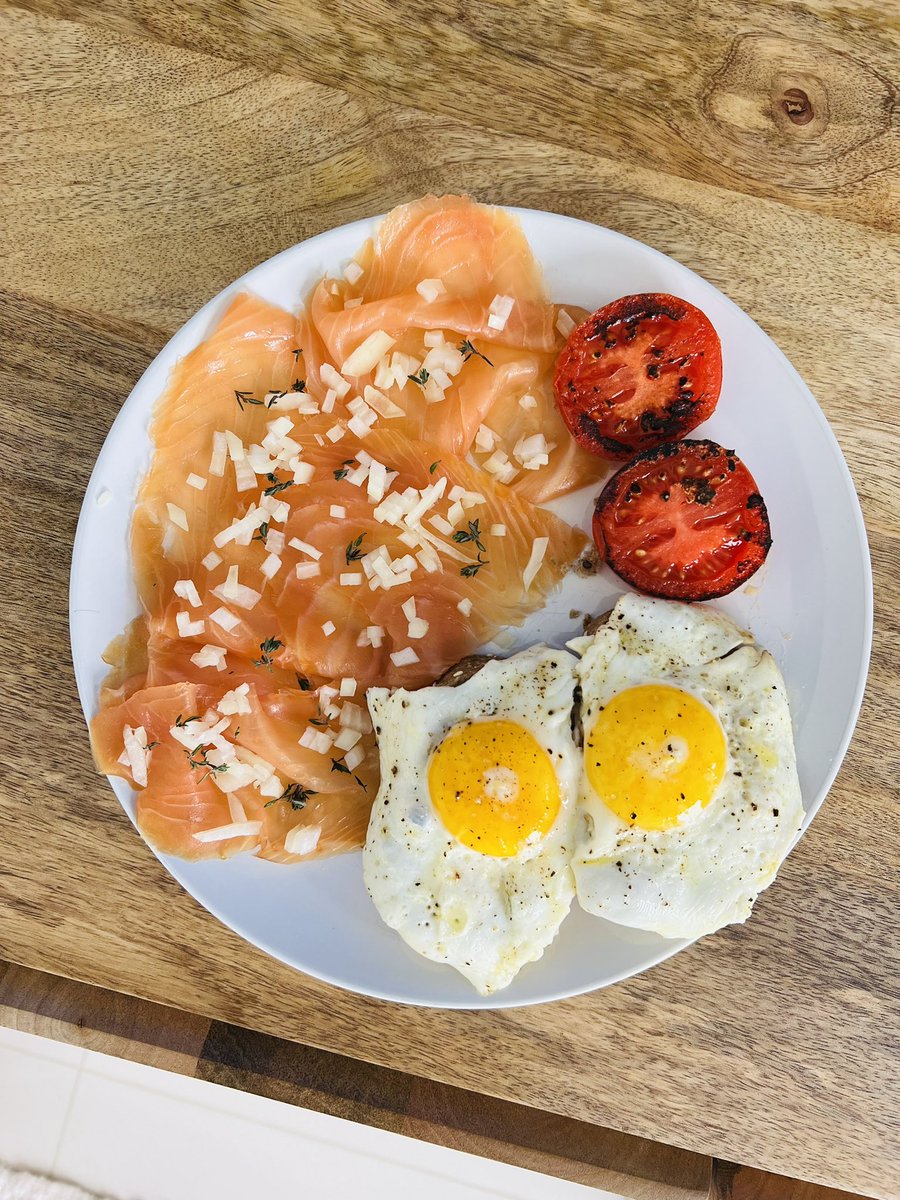 Easter’s gone so we go back to normal food! One of my favourite smoked Salmon Le Fumoir by Joe Bassili. It’s served with finely chopped white onions and thyme leaves. #TuesdayMotivaton #FoodYouLove #AmazingFood