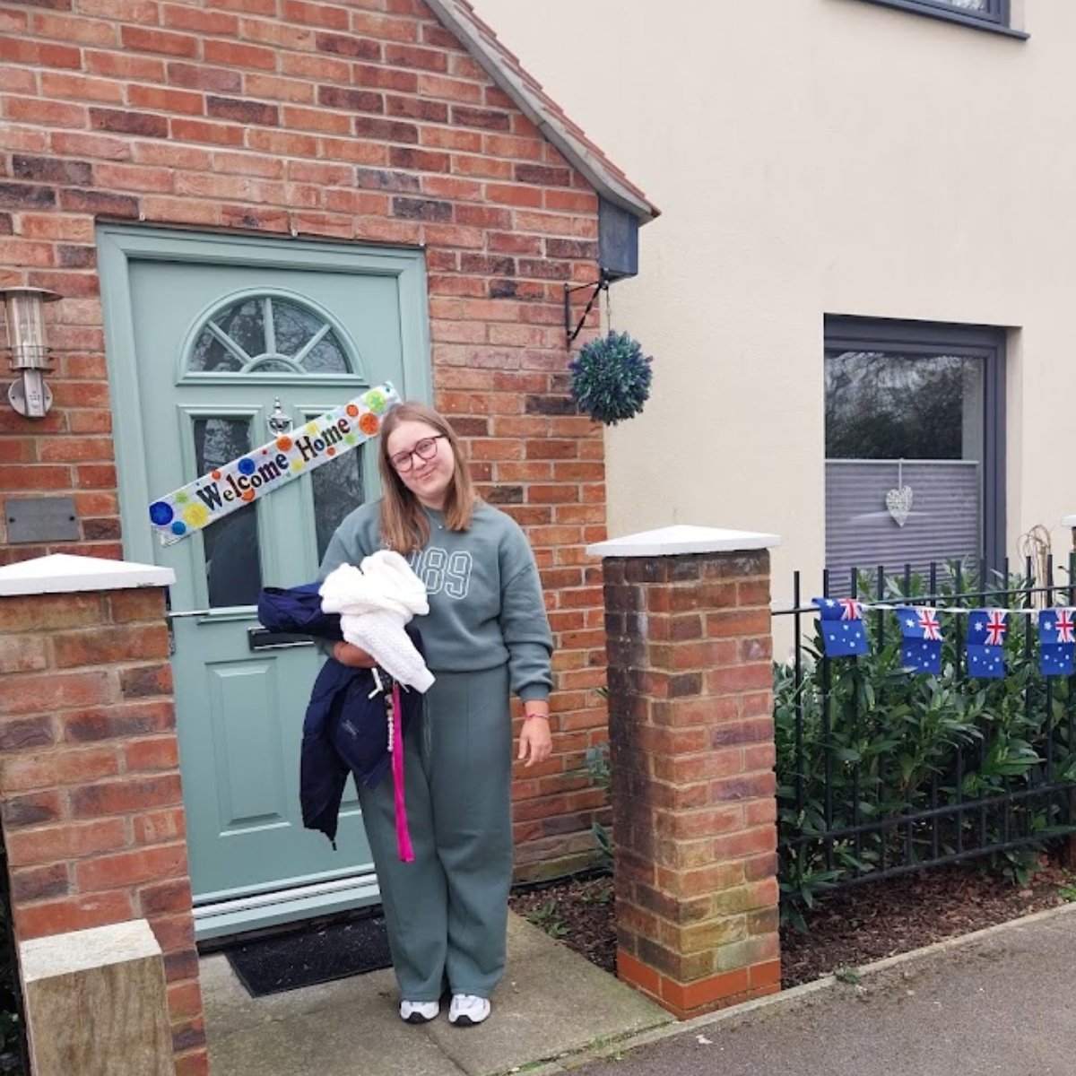 RaffertyRes's tweet image. 🌏✈️ Welcome Back, Amelia! ✈️🌏

After a month of wandering through the breath-taking landscapes of Australia, from the sun-kissed beaches to snorkelling in the Great Barrier Reef, our globe-trotting friend Amelia has finally returned! 🐨🌊 
#AdventuresDownUnder #TravelTales