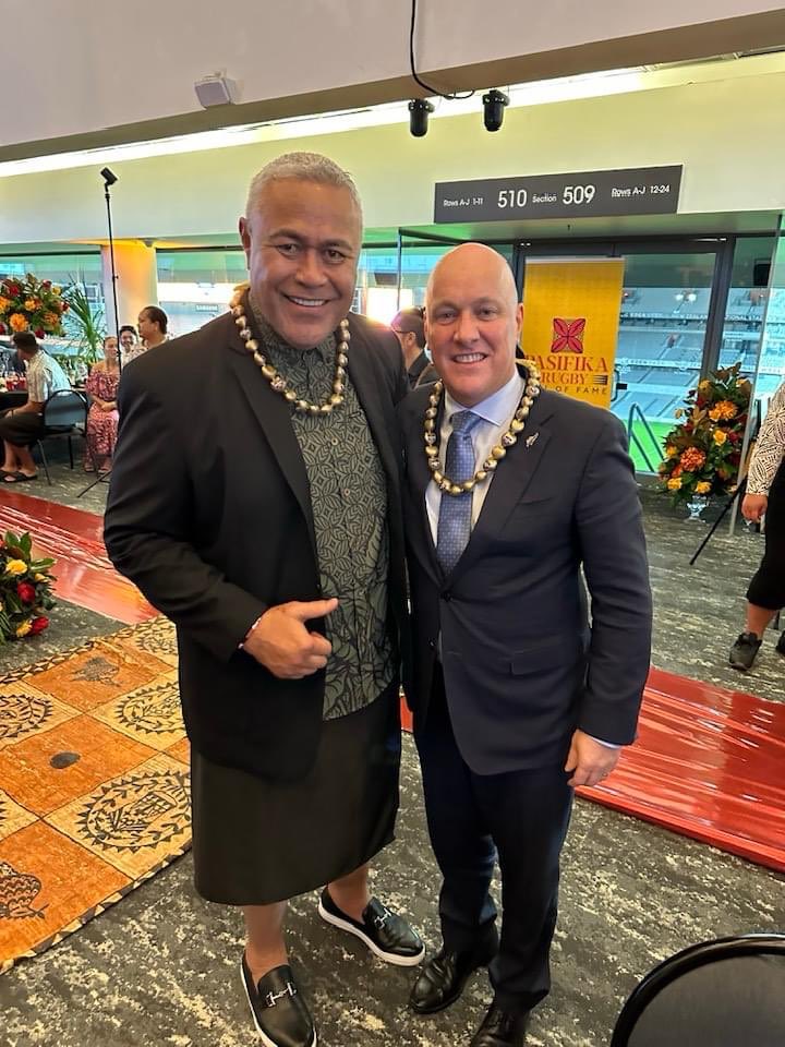 Great to meet Honorable NZ Prime Minister @chrisluxonmp at the Induction dinner for the @pasifikaHOF Inaugural class. Fa’afetai for coming 🙏