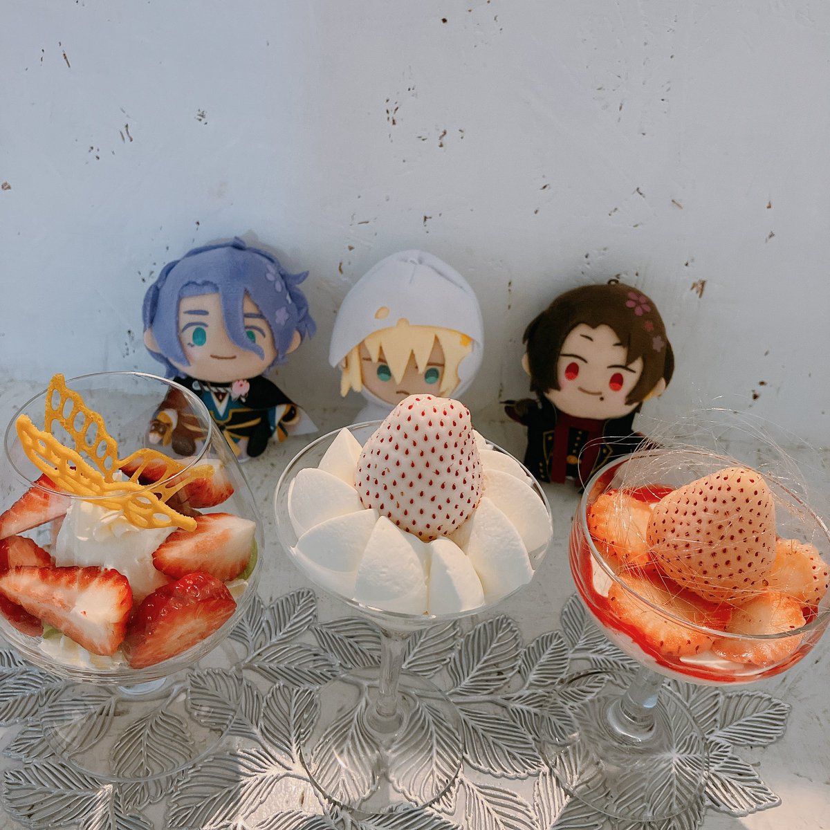 sakura_451's tweet photo. (*･̑‿･̑*) どれも美しいね。この蝶も洋菓子なのかい？🦋

(*･_･*) くりーむ、好きだ .｡.:*

(*･v･*) かわいいし、おしゃれだし、おれこれ大好きー❤

うちの初期刀組にすごく似合いそうだな…と思ったので、どうしても食べに来たかった🍓

（@sesshicafe さんにて、『ラ・フレーズ』） https://t.co/GLCoRaduV3