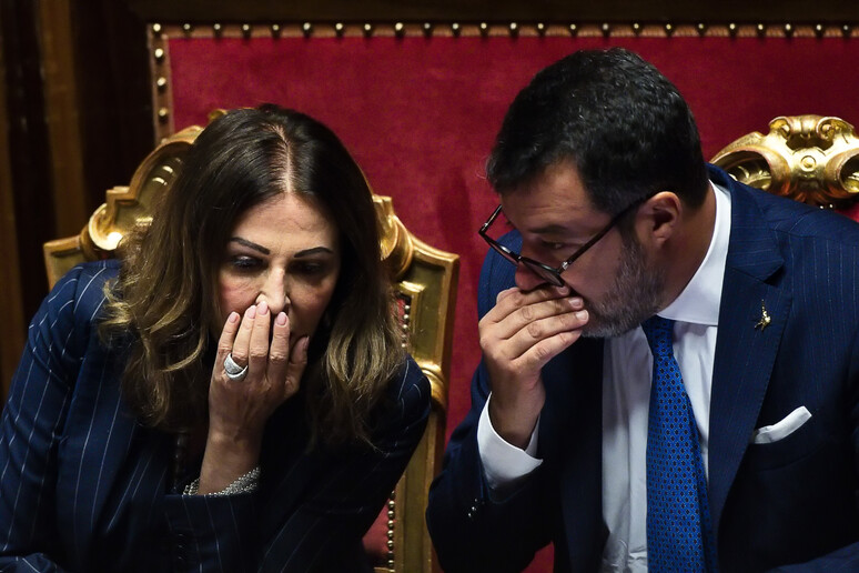 'Sfiducia a Salvini e Santanchè, il governo teme per i franchi tiratori in Aula.
Verso una due giorni ad alta tensione in Parlamento. I capigruppo a lavoro per non avere banchi vuoti'.

Che sia la volta buona che ci liberiamo di queste due merde?