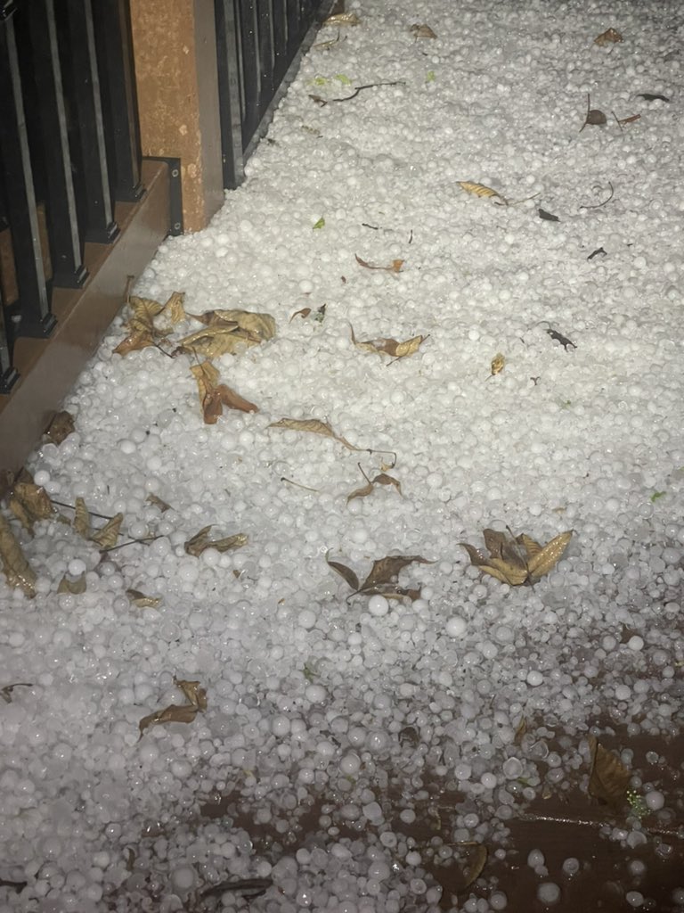 jodibuskohl's tweet photo. @NWSStLouis Hail in Chester IL https://t.co/zWmzQgZJyI