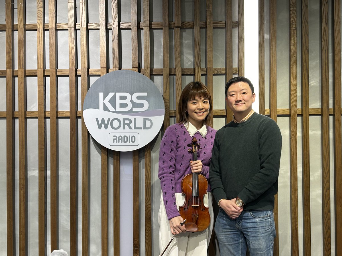 KBSKorea24's tweet image. Award-winning #violinist Jiyoon Lee, 1st #concertmaster of @Staatskapelle_B visited our studio for today's Hallyu Highlights to tell us about her concert with @KBSSymphony tomorrow and she also has a small surprise for the listeners. Tune in!  #이지윤 #바이올리니스트 #교향악축제