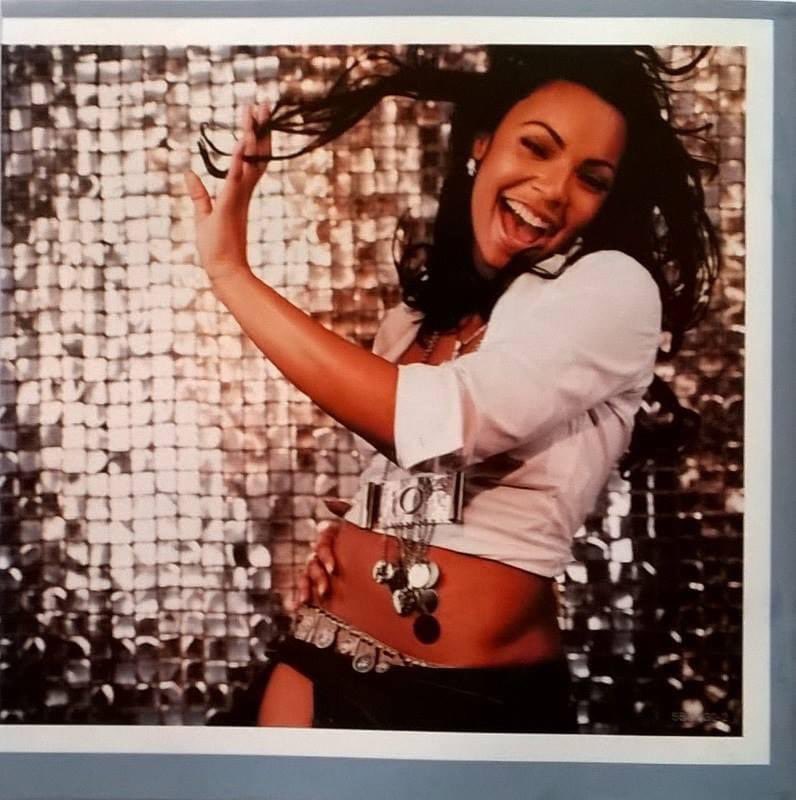 elmusicfeelings's tweet photo. ❌ #MFstory Ashanti fête le 22e anniversaire de son premier album, qui était éponyme. Elle avait bénéficié d'un immense buzz ( après ses collaborations au sein du INC) et ça reste le meilleur démarrage pour le 1er album d'une nouvel artiste.
Le single "Foolish" passe 10 semaines en tête des charts américains et elle co-écrit tous les titres du disque, qui est principalement produit par Irv Gotti.
"Happy" ou encore "Baby" et "Dreams" auront aussi droit à une exposition radiophonique.
Ashanti reste l'album le plus vendu de la chanteuse avec 3.5 millions de ventes aux USA et 6 millions dans le monde.
Il gagnera aussi le très controversé Grammy du meilleur album de R&B, face notamment au " Full Moon" de Brandy. Une histoire qui était déjà très mal passée à l'époque..
Mais considérez-vous cet album comme un classique?
Quels sont vos titres préférés sur ce disque?
VIDEO sur Ashanti : https://t.co/l9BWcXBHVR