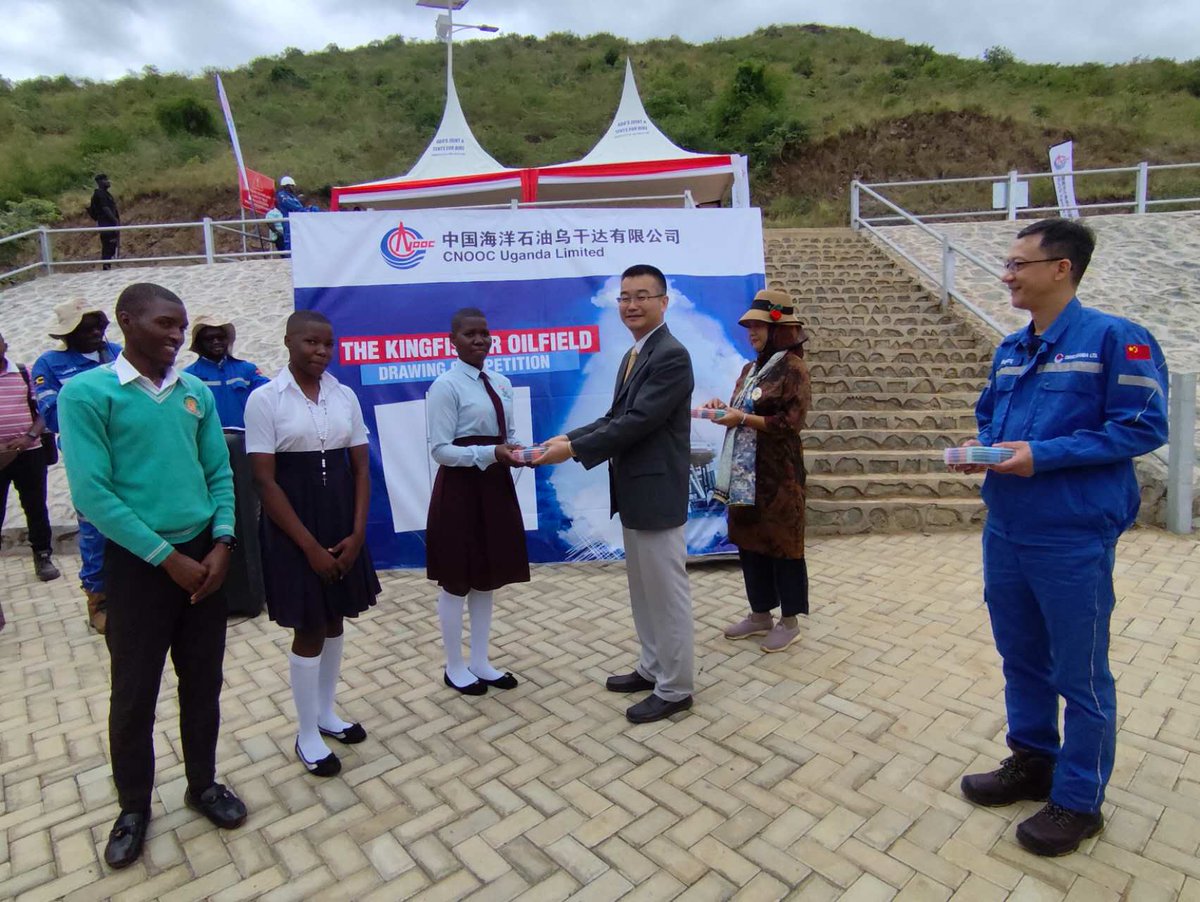 Today, The Chinese Embassy and CNOOC co-hosted stududents from 17 regional schools around Kingfisher oilfield at a Painting Competition at CNOOC campsite on lakeside of Albert. Contestants will depict miracle changes brought by CNOOC in the neighboring communities.