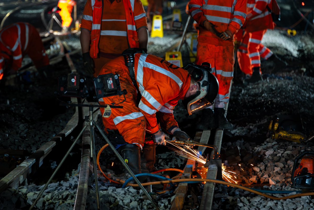 🏗️ Thank you for bearing with us over the bank holiday weekend while we carried out £90m of essential works.

They ranged from laying new track to overhead wire improvements and progress on the huge Transpennine Route Upgrade:

👉 networkrail.co.uk/running-the-ra… 

#EasterRailWorks