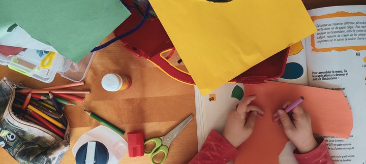 Drop by the museum today to take part in our free craft activity 🎨 Kids can have fun creating a piece 3D abstract art using coloured card. ⏰11am-1pm and 1:30pm-3pm This event is part of our #WaysToPlay programme of free and low-cost family-friendly activities. @My_Metro
