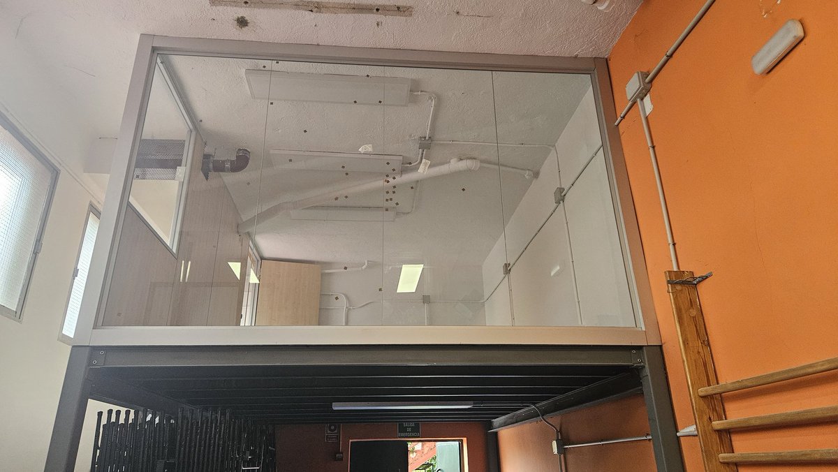 SJBautistaCLin's tweet photo. 📻🎙Nuestro estudio de radio va cogiendo forma. 🚧 Remodelación del altillo del gimnasio #sjbradio #sanjuanerosenlaonda #escuelapublica #conquistamosespacios https://t.co/qLXAIdUt5n