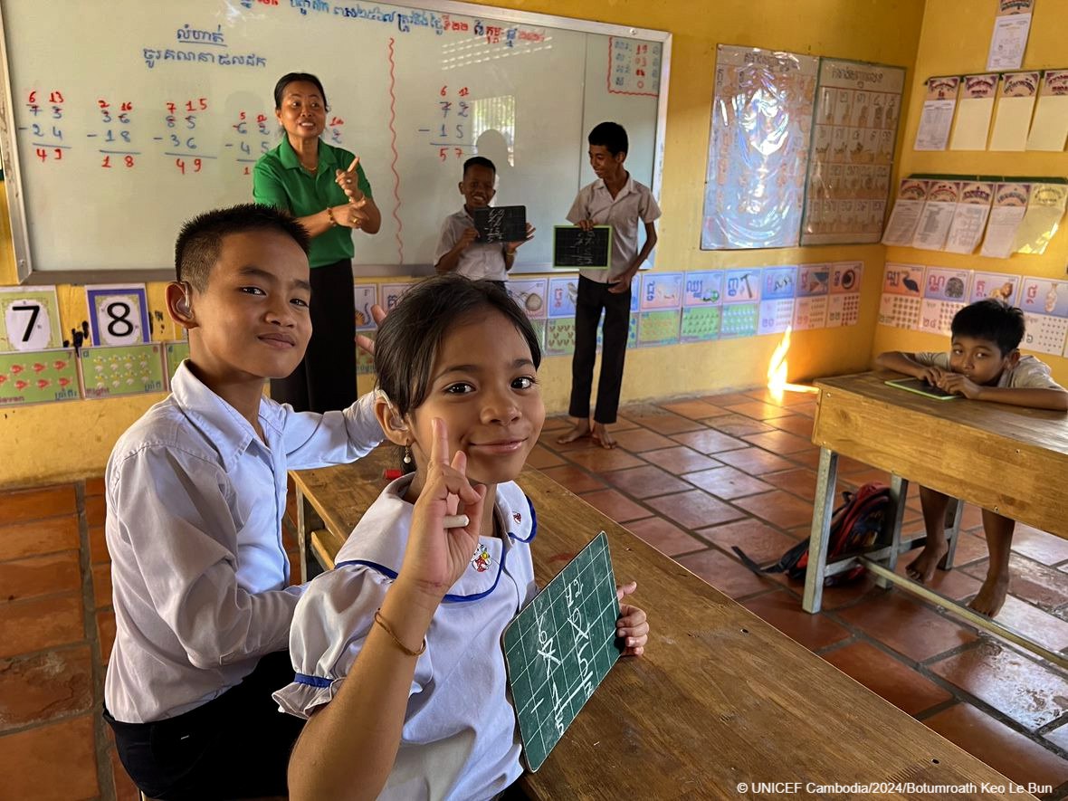 👏 Inspiring Journey: Duong Chay, a 7-year-old with a vision beyond her hearing impairment & autism, aspires to be a doctor. Her determination reminds us on #WorldAutismAwarenessDay that every child’s dream deserves a chance. 💙 Read her full story:🔗 uni.cf/490awO9