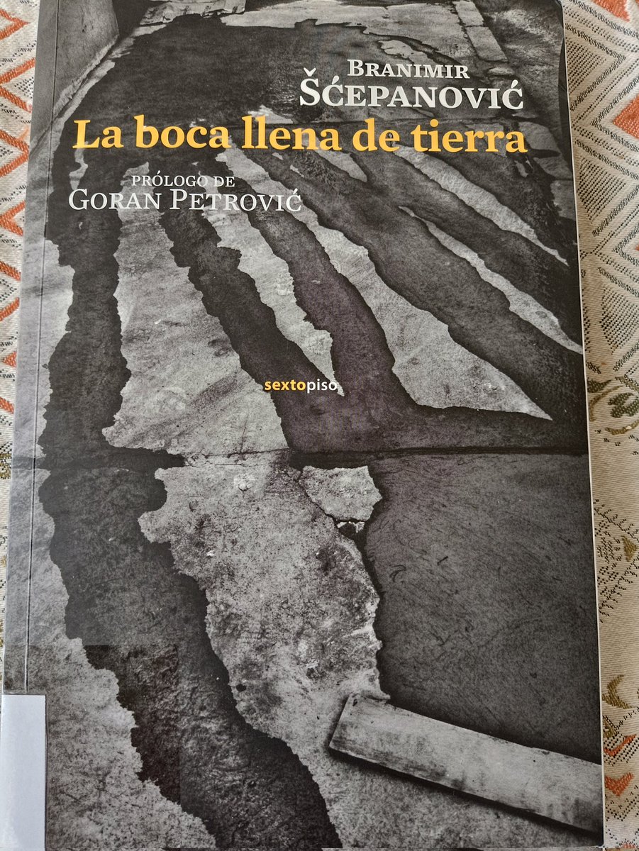 Terminado.Pequeña novela que narra la persecución de un hombre gravemente enfermo.Escrita alternando las voces de perseguidores y perseguido conlleva una intriga psicológica que eleva la obra a lo simbólico y metafísico.Gran librito original, fulgurante y filosófico.Recomendable